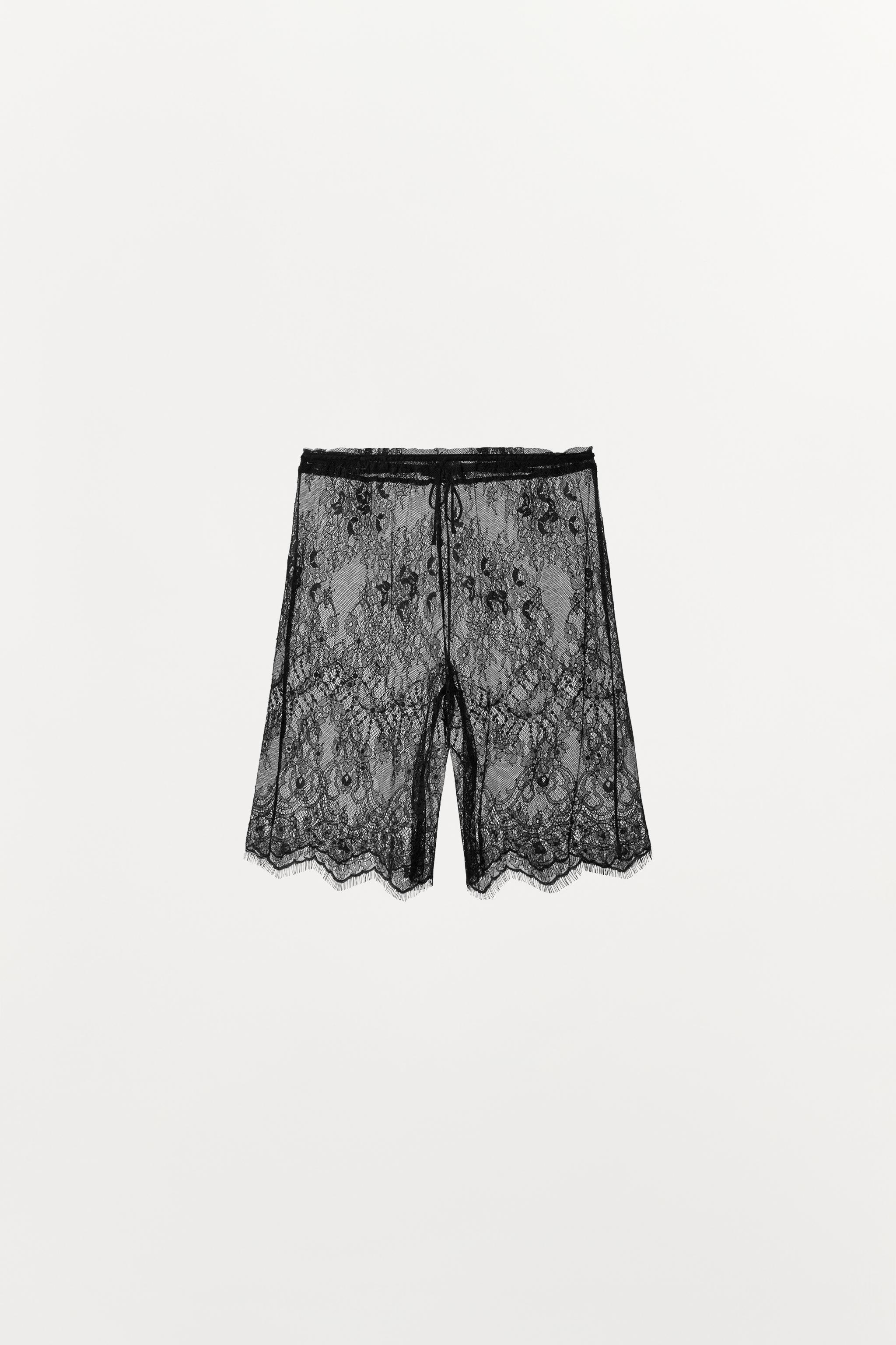 LACE CAPRI PANTS